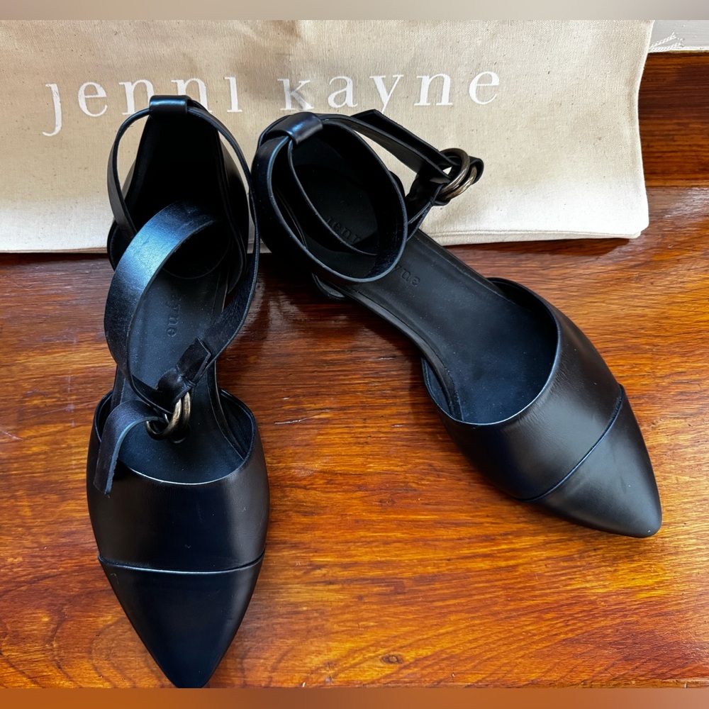 ❤️ NEW JENNI KAYNE BLACK POINTY TOE LEATHER FLATS ANKLE STRAP 7 ITALY - Picture 2 of 10